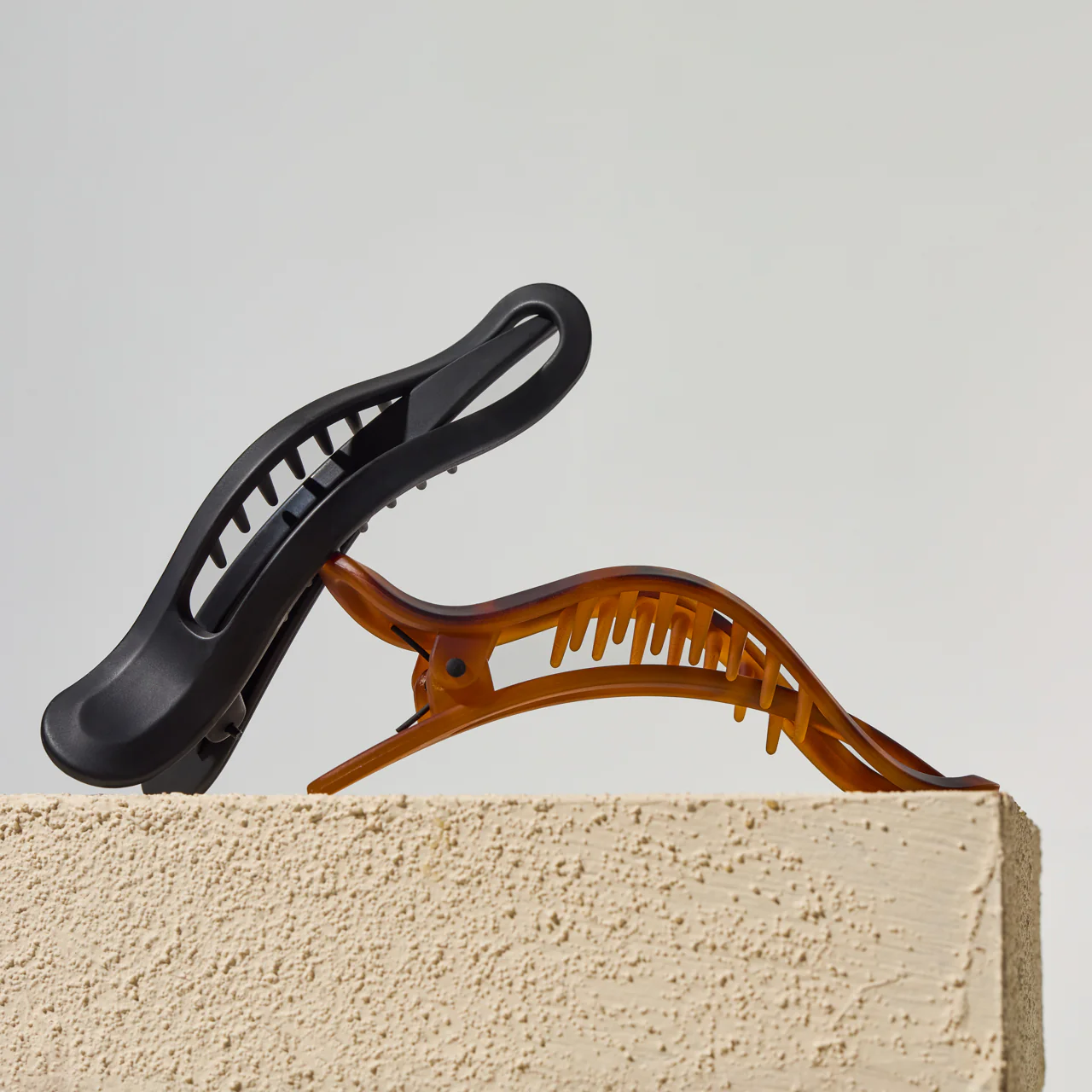 Black & Tort Curved Flat Lay Claw Clips 2pc Set - Image 6